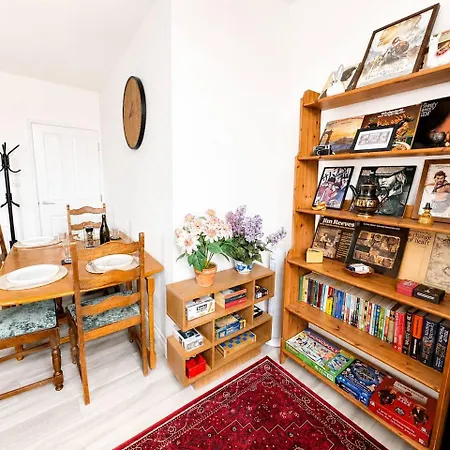 Free Parking Gloucester Rd 2-bed Flat Sleeps 6 * Bristol