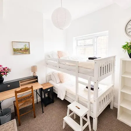 Free Parking Gloucester Rd 2-bed Flat Sleeps 6 * Bristol