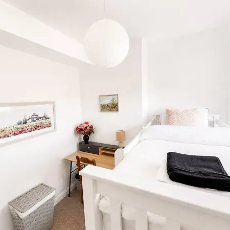 Free Parking Gloucester Rd 2-bed Flat Sleeps 6