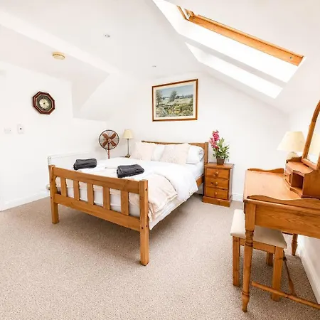 Free Parking Gloucester Rd 2-bed Flat Sleeps 6 *