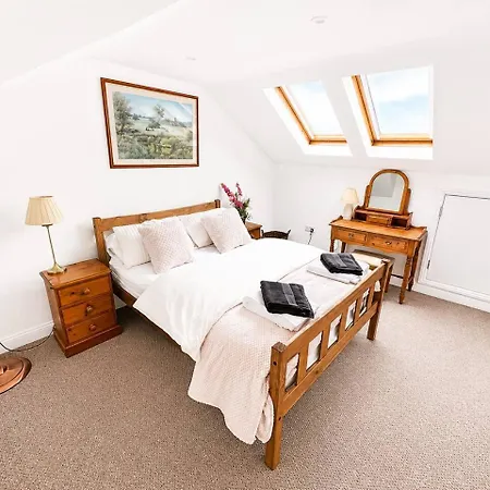 Free Parking Gloucester Rd 2-bed Flat Sleeps 6 Bristol