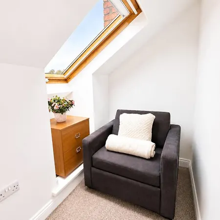 Free Parking Gloucester Rd 2-bed Flat Sleeps 6 * Bristol