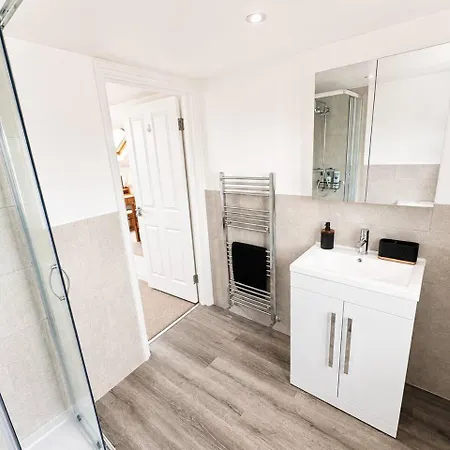 Free Parking Gloucester Rd 2-bed Flat Sleeps 6 Bristol